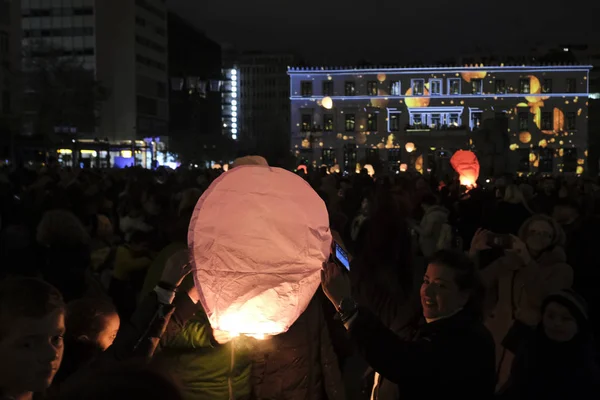 Pessoas Liberam Centenas Lanternas Céu Frente Câmara Municipal Atenas Atenas — Fotografia de Stock