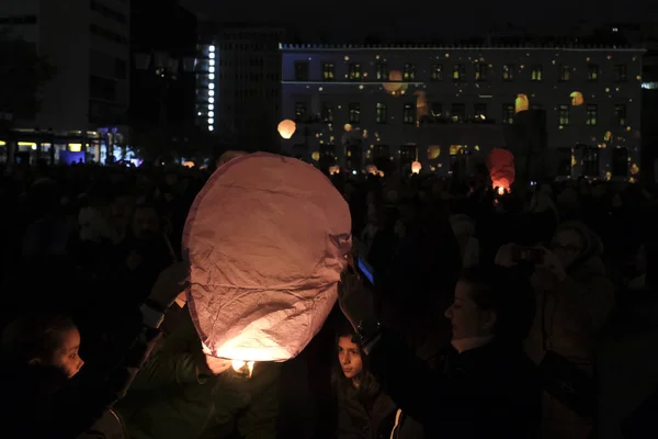 Pessoas Liberam Centenas Lanternas Céu Frente Câmara Municipal Atenas Atenas — Fotografia de Stock
