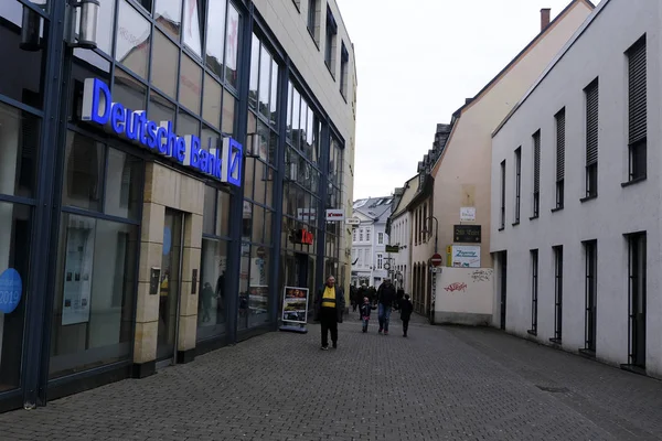 Almanya 'nın Trier kentindeki Deutsche Bank şubesinin dış görüntüsü. 11, 2020