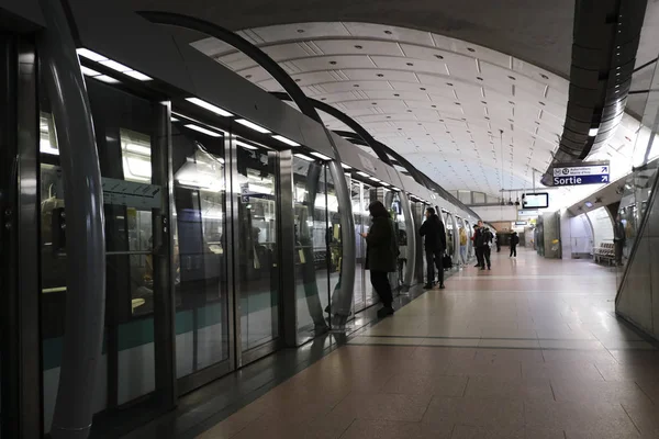 Passageiros Esperam Plataforma Estação Metrô Paris França Dezembro 2019 — Fotografia de Stock