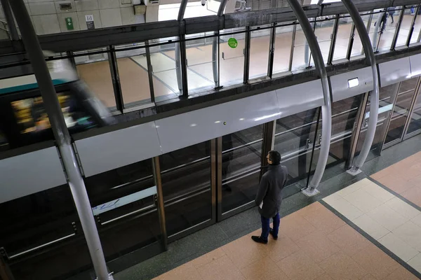 Passeggeri Aspettano Nel Binario Della Stazione Della Metropolitana Parigi Francia — Foto Stock