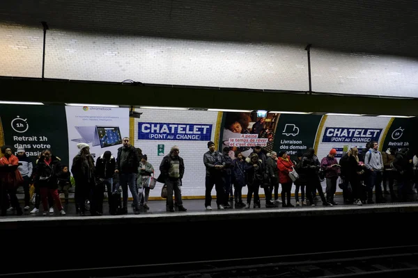 2019年12月18日 乘客在法国巴黎地铁站站台等候 — 图库照片