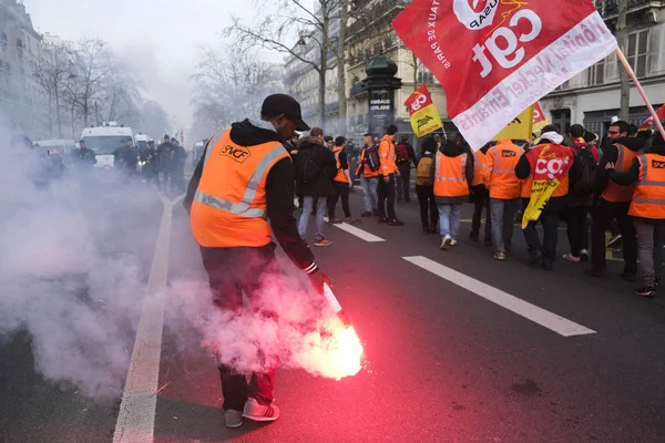Emberek Felvonulnak Nyugdíjreformok Elleni Tüntetésen Párizsban Franciaországban 2019 December — Stock Fotó
