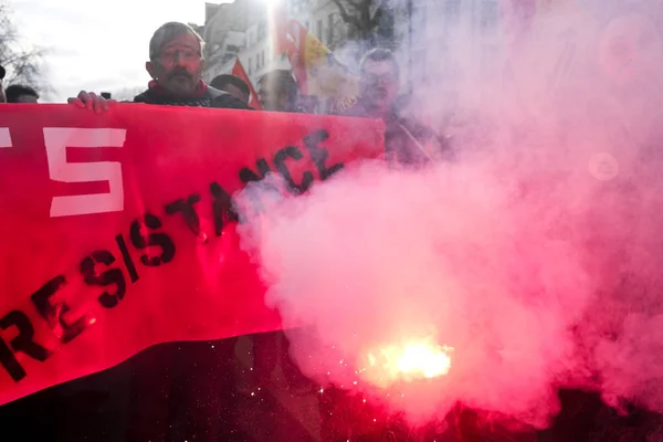 2019年12月17日 在法国巴黎举行的反对退休金改革的示威期间 人们举行了游行 — 图库照片