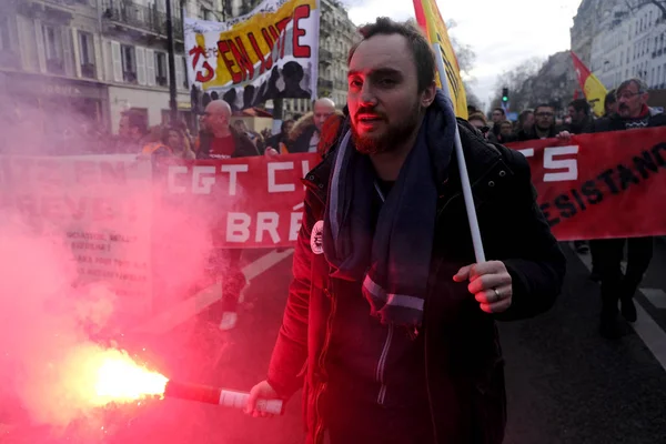 2019年12月17日 在法国巴黎举行的反对退休金改革的示威期间 人们举行了游行 — 图库照片