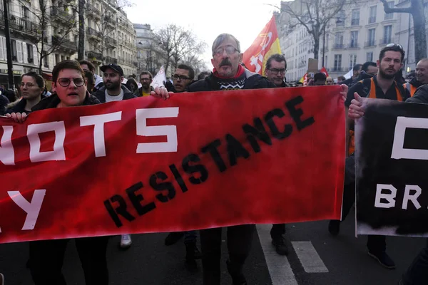 Ludzie Maszerują Podczas Demonstracji Przeciwko Reformom Emerytalnym Paryżu Francja Grudnia — Zdjęcie stockowe