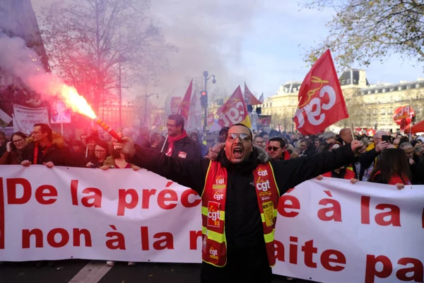 Lidé Pochodují Během Demonstrace Proti Penzijním Reformám Paříži Francii Prosince — Stock fotografie