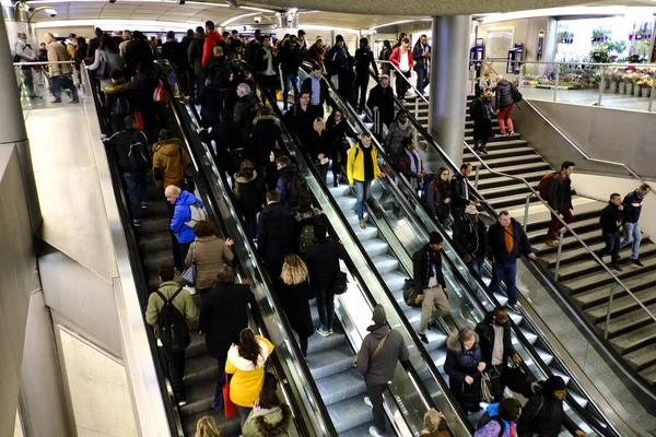 Persone Alle Scale Della Stazione Della Metropolitana Gare Saint Lazare — Foto Stock