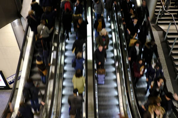 2019年12月18日 法国巴黎圣拉扎雷地铁站楼梯上的人群 — 图库照片