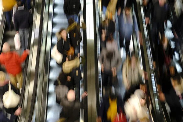Жителі Сходах Станції Метро Гар Сен Лазар Парижі Франція Грудня — стокове фото