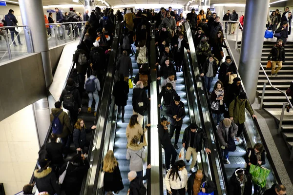 Ludzie Schodach Stacji Metra Gare Saint Lazare Paryżu Francja Grudnia — Zdjęcie stockowe