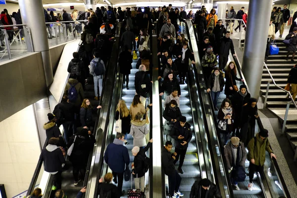 2019年12月18日 法国巴黎圣拉扎雷地铁站楼梯上的人群 — 图库照片