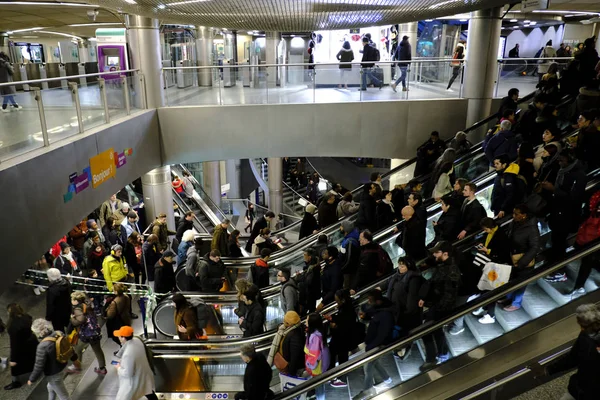Ludzie Schodach Stacji Metra Gare Saint Lazare Paryżu Francja Grudnia — Zdjęcie stockowe