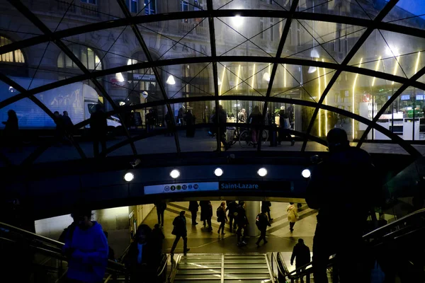 Menschen Auf Der Treppe Der Metrostation Gare Saint Lazare Paris — Stockfoto