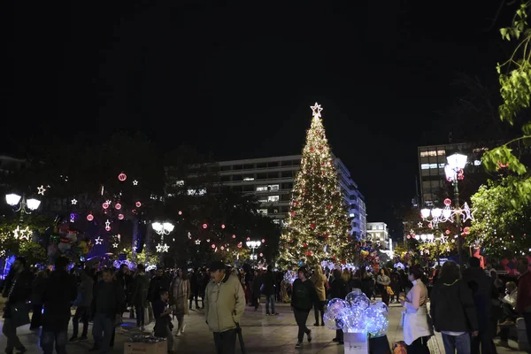 Uma Árvore Natal Iluminada Praça Central Syntagma Atenas Grécia Dezembro — Fotografia de Stock