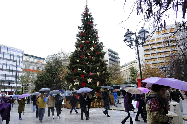 Les Gens Marchent Devant Arbre Noël Sur Place Centrale Syntagma — Photo