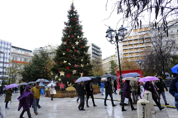 Les Gens Marchent Devant Arbre Noël Sur Place Centrale Syntagma — Photo