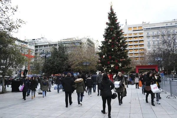 Pessoas Caminham Frente Árvore Natal Praça Central Syntagma Atenas Grécia — Fotografia de Stock