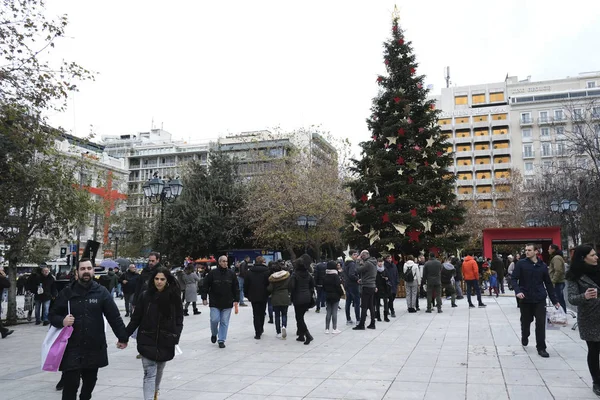 Pessoas Caminham Frente Árvore Natal Praça Central Syntagma Atenas Grécia — Fotografia de Stock