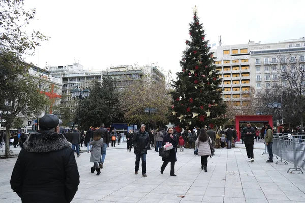 Pessoas Caminham Frente Árvore Natal Praça Central Syntagma Atenas Grécia — Fotografia de Stock