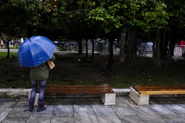 Yunanistan 'ın başkenti Atina' da 30 Aralık 2019 'da meydana gelen yağış sırasında yayalar kendilerini şemsiyelerle yağmurdan koruyorlar..