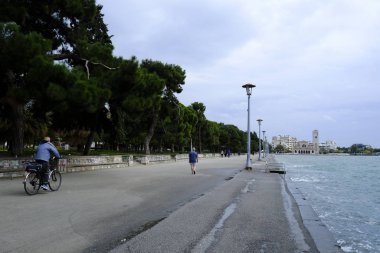 20 Kasım 2019 'da Yunanistan' da bir adam Volos 'ta bisiklet sürüyor..