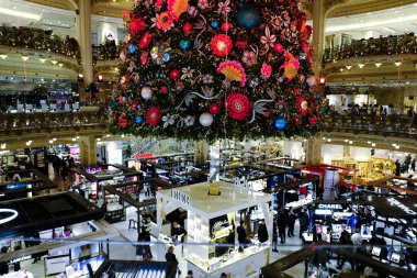 18 Aralık 2019 'da Fransa' nın başkenti Paris 'teki Galeries Lafayette mağazasının merkezinde dev bir noel ağacı duruyor..
