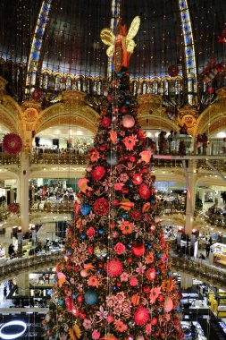 18 Aralık 2019 'da Fransa' nın başkenti Paris 'teki Galeries Lafayette mağazasının merkezinde dev bir noel ağacı duruyor..