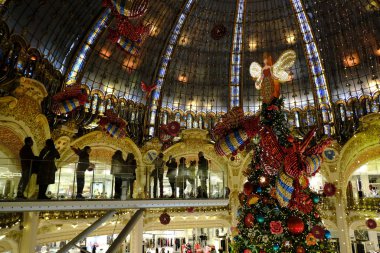 18 Aralık 2019 'da Fransa' nın başkenti Paris 'teki Galeries Lafayette mağazasının merkezinde dev bir noel ağacı duruyor..