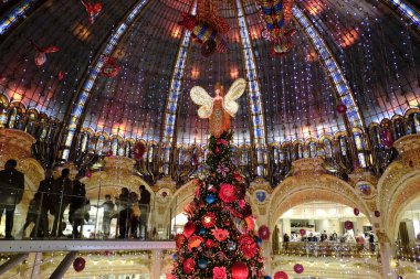 18 Aralık 2019 'da Fransa' nın başkenti Paris 'teki Galeries Lafayette mağazasının merkezinde dev bir noel ağacı duruyor..