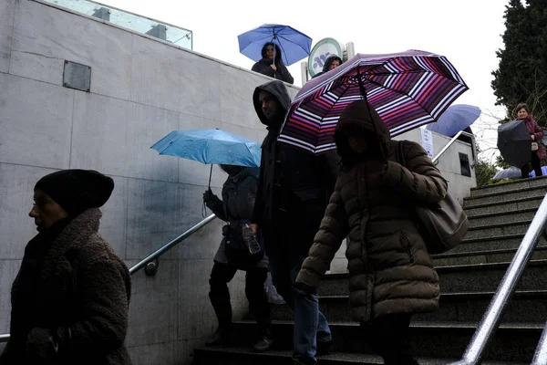 Voetgangers Beschermen Zichzelf Tegen Regen Met Paraplu Tijdens Een Regenbui — Stockfoto