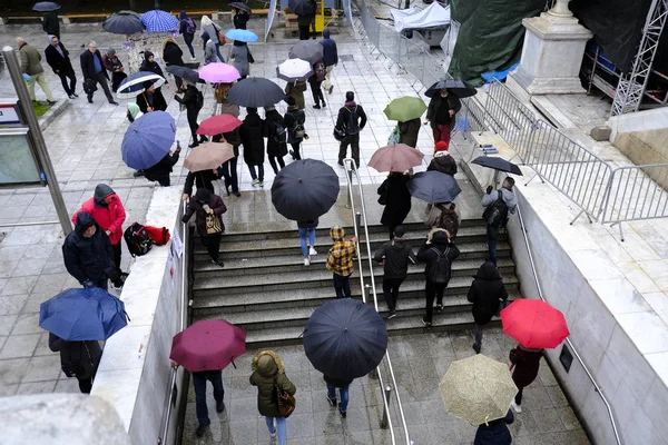 Chodci Chrání Před Deštěm Deštníky Během Dešťových Srážek Aténách Řecko — Stock fotografie