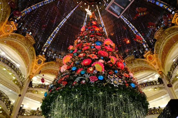 Ein Riesiger Weihnachtsbaum Steht Zentrum Des Galeries Lafayette Kaufhauses Paris — Stockfoto