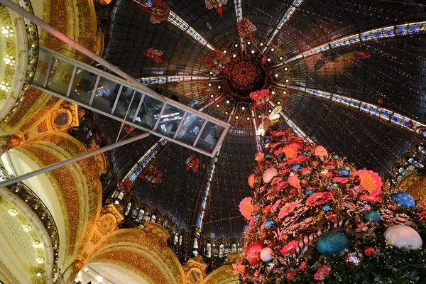 Ein Riesiger Weihnachtsbaum Steht Zentrum Des Galeries Lafayette Kaufhauses Paris — Stockfoto