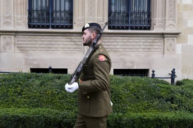 12 Aralık 2020 'de Lüksemburg' daki Grandük Sarayı 'nın önünde muhafızlar bekliyor..