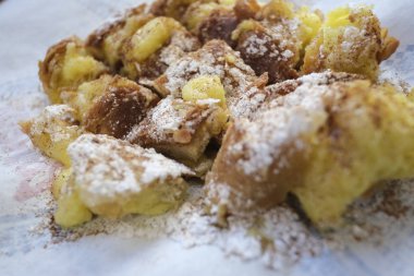 Yunanistan 'ın Selanik kentindeki fırında 8 Ocak 2020 tarihinde servis edilen bir Yunan Bougatsa' sı..