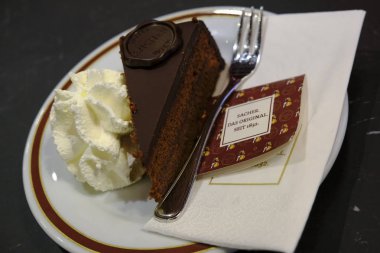 Orijinal Sacher torte, 22 Aralık 2019 'da Avusturya, Viyana' daki Otel Sacher 'da..