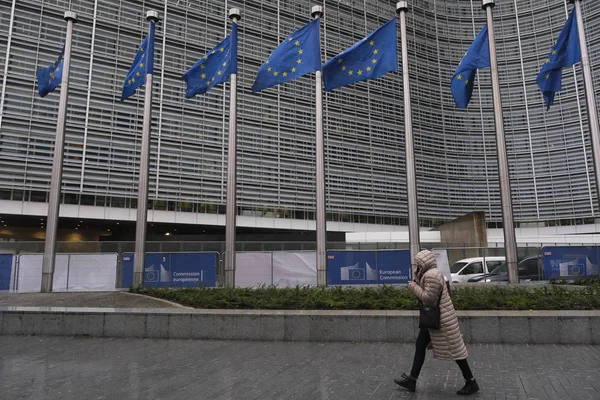 Bruselu Dne Prosince2019 Chodci Procházejí Před Centrálou Komise Během Srážek — Stock fotografie