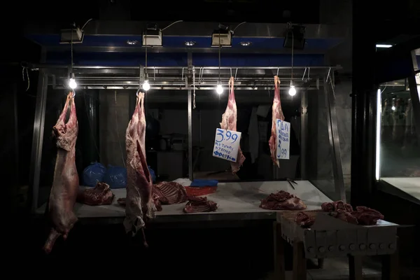 アテネ ギリシャの公共市場内の肉屋と消費者12月の30 2019 — ストック写真