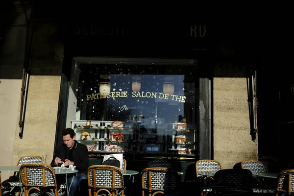 Consumidor Senta Pastelaria Centro Paris França Dezembro 2019 — Fotografia de Stock