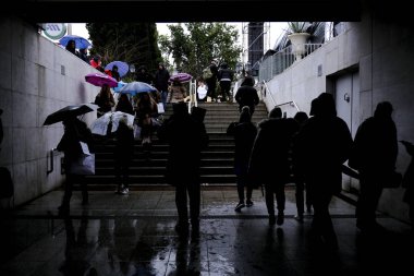 Yunanistan 'ın başkenti Atina' da 30 Aralık 2019 'da meydana gelen yağış sırasında yayalar kendilerini şemsiyelerle yağmurdan koruyorlar.