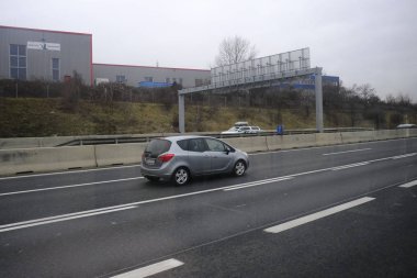 22 Aralık 2019 'da Avusturya, Viyana yakınlarındaki otoyolda bir araba görüldü..