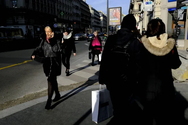Люди Гуляют Центру Парижа Декабря 2019 Года — стоковое фото
