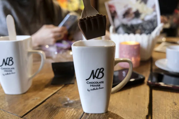 Colheres Chocolate Quente Derretido Uma Xícara Com Leite Quente Pastelaria — Fotografia de Stock