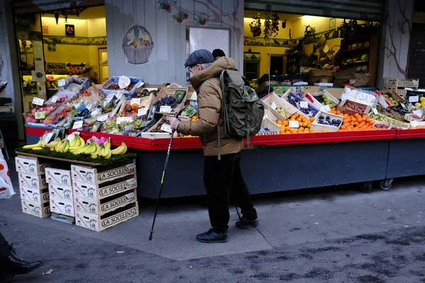 Konsumenter Går Utanför Mataffären Paris Frankrike Den December 2019 — Stockfoto