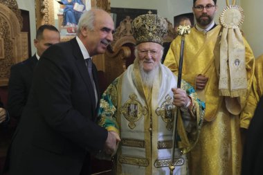 Brüksel, Belçika, 10 Kasım 2019. Ekümenik Patrik Bartholomew, Azizler Başmelekleri Michael ve Gabriel Ortodoks Katedrali 'nde insanları selamlıyor.