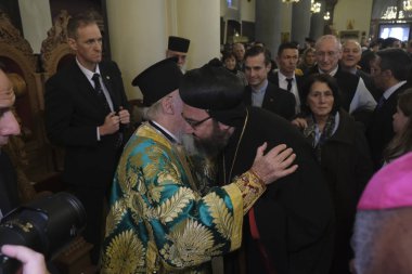 Brüksel, Belçika, 10 Kasım 2019. Ekümenik Patrik Bartholomew, Azizler Başmelekleri Michael ve Gabriel Ortodoks Katedrali 'nde insanları selamlıyor.
