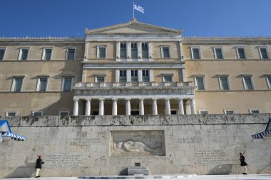 Cumhurbaşkanlığı muhafızları 28 Aralık 2019 'da Yunanistan' ın Atina kentindeki Meçhul Asker Mezarı önünde nöbet değişimi gerçekleştirdiler.. 