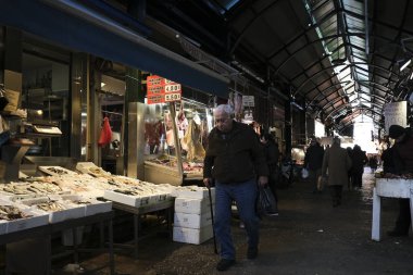 7 Ocak 2020 'de Yunanistan' ın Selanik kentindeki bir kamu pazarında yürüyen tüketiciler.