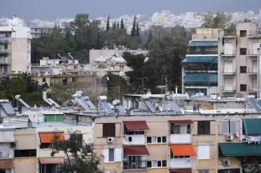 Atina, Yunanistan - 29 Aralık 2019: Atina şehir merkezindeki apartmanların dışı.